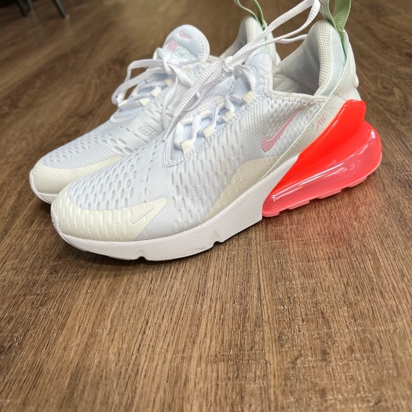 Size 6.5 Nike 270 (fits a little large) - Picture 2 of 3